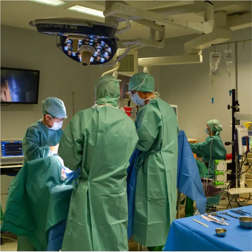 Equipo médico en quirófano con alta tecnología — innovación del seguro de salud en Tenerife