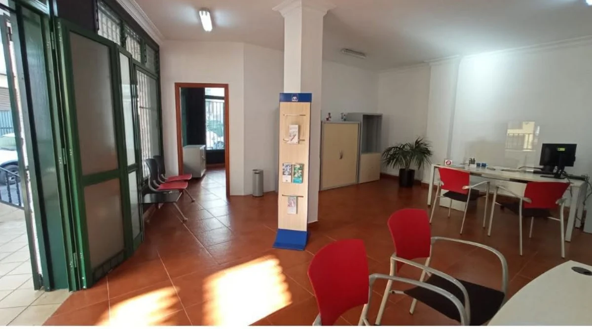 Interior de la oficina de la Agencia de Seguros Marrero Castilla en Santa Úrsula, con la zona de atención al cliente