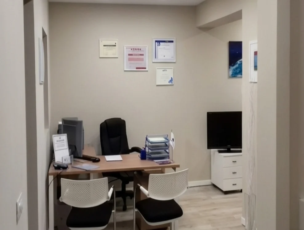 Sala de atención de nuestra oficina de La Laguna con las certificaciones de la agencia